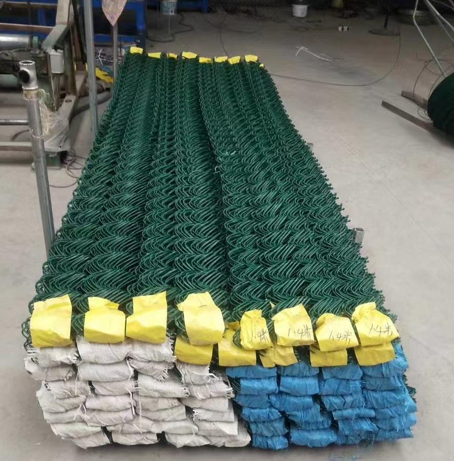 绿色金属网-包塑勾花网